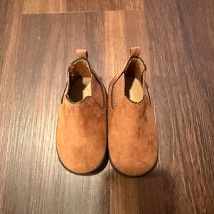 Old navy Tan brown baby Chelsea boots 
6 to 12 months